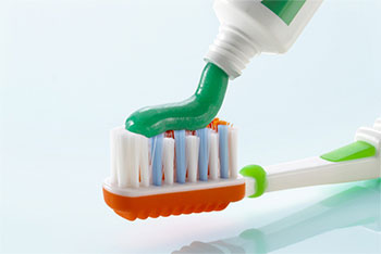 Zahnbürste mit Zahnpasta - Prophylaxe in der Zahnarztpraxis Dr. Weitze & Partner in Hamburg-Neugraben