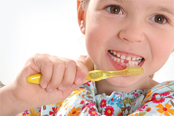 Kind putzt sich die Zähne - Prophylaxe in der Zahnarztpraxis Dr. Weitze in Hamburg-Neugraben