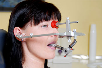 Bild von Frau behandelt mit moderner Untersuchungstechnik zur Diagnose einer Funktionsstörung - Funktionsdiagnostik Dr. Weitze Hamburg