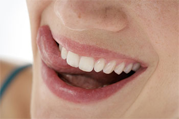 Bild von lächelndem Gesicht mit weißen Zähnen - Dr. Weitze, Erkennung und Diagnostik in der Parodontologie