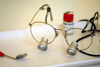 Bild einer modernen Lupenbrille für hohe Präzision in der Behandlung - Dental Hightech Zahnarzt Dr. Weitze Hamburg