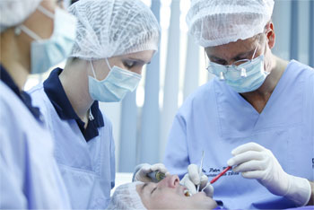Bild von Ärzten bei operativer Weisheitszahnentfernung durch chirurgischen Eingriff - Kieferchirurgie Dr. Weitze Hamburg